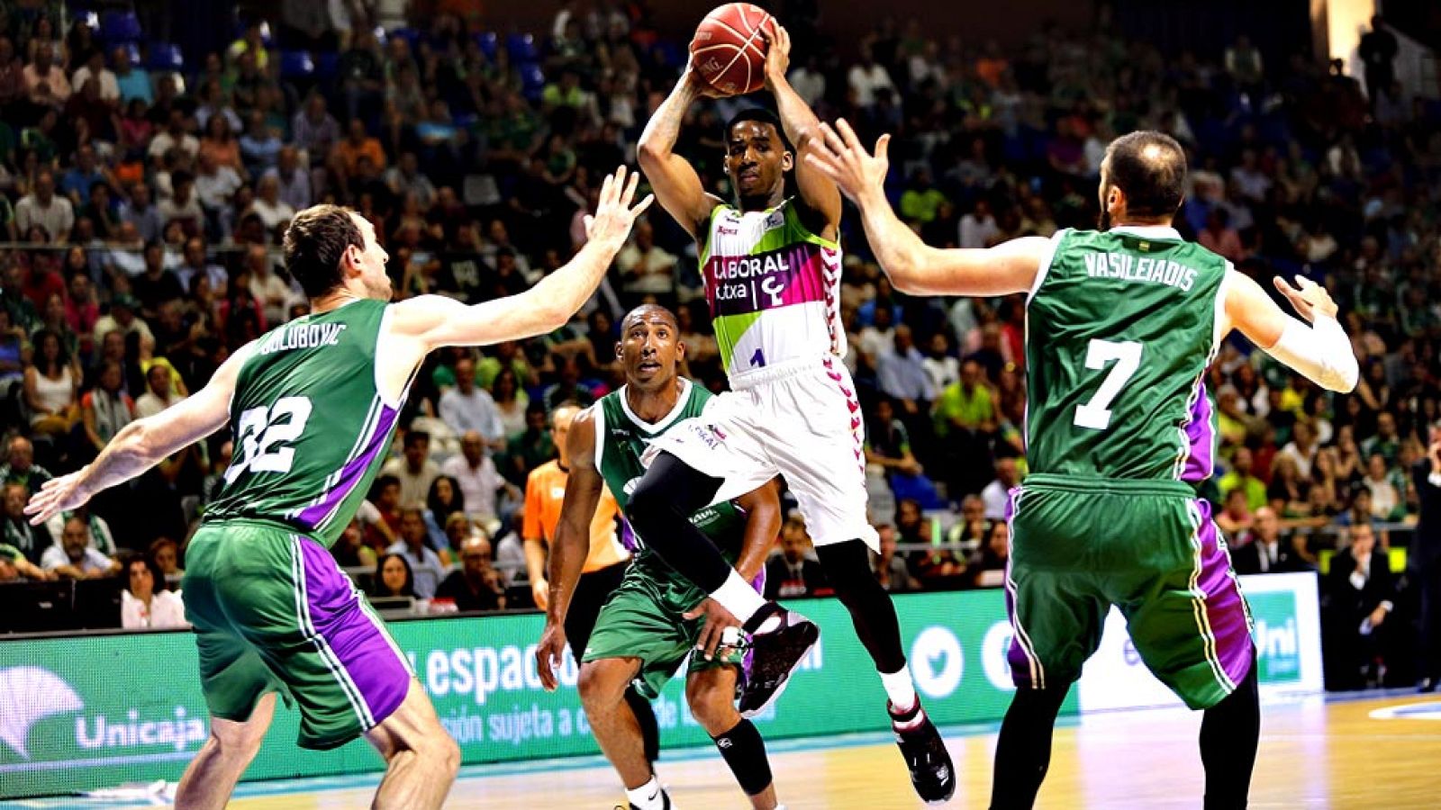 El Real Madrid se enfrentará al Valencia Basket, verdugo este lunes del Dominion Bilbao Basket, y el FC Barcelona al Unicaja de Málaga, que se deshizo del Laboral Kutxa Baskonia, en las semifinales de la Liga Endesa, que se disputarán al mejor de cin