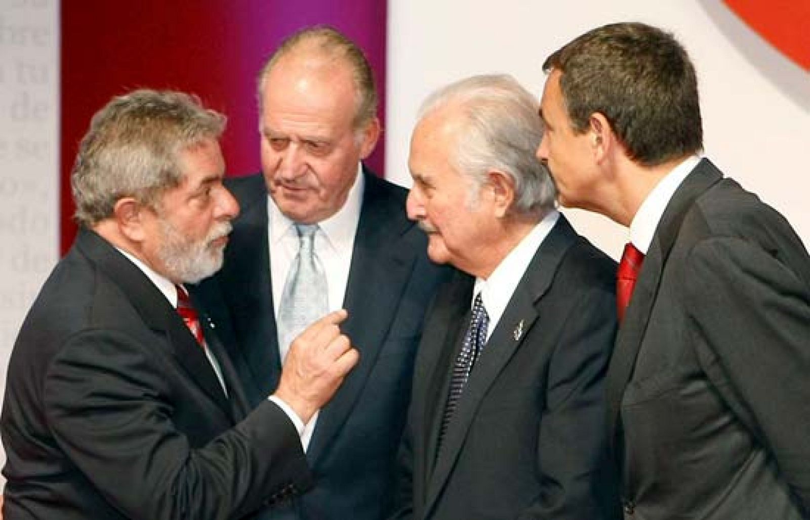 El presidente brasileño, Luis Inácio Lula da Silva, conversa con el rey Juan Carlos, el escritor Carlos Fuentes y el presidente del Gobierno español, José Luis Rodríguez Zapatero.