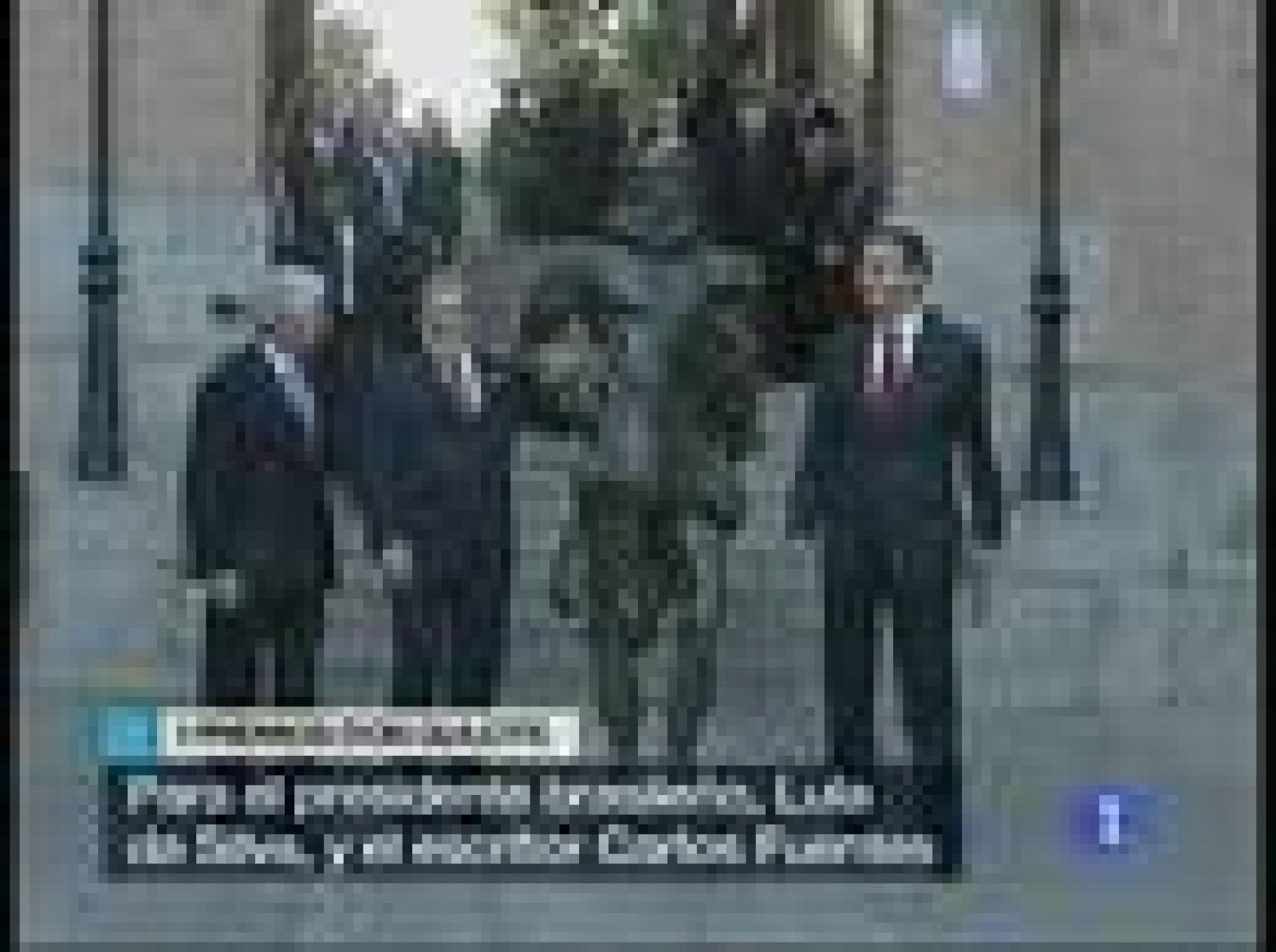 El presidente brasileño, Luis Inácio Lula da Silva, conversa con el rey Juan Carlos, el escritor Carlos Fuentes y el presidente del Gobierno español, José Luis Rodríguez Zapatero.