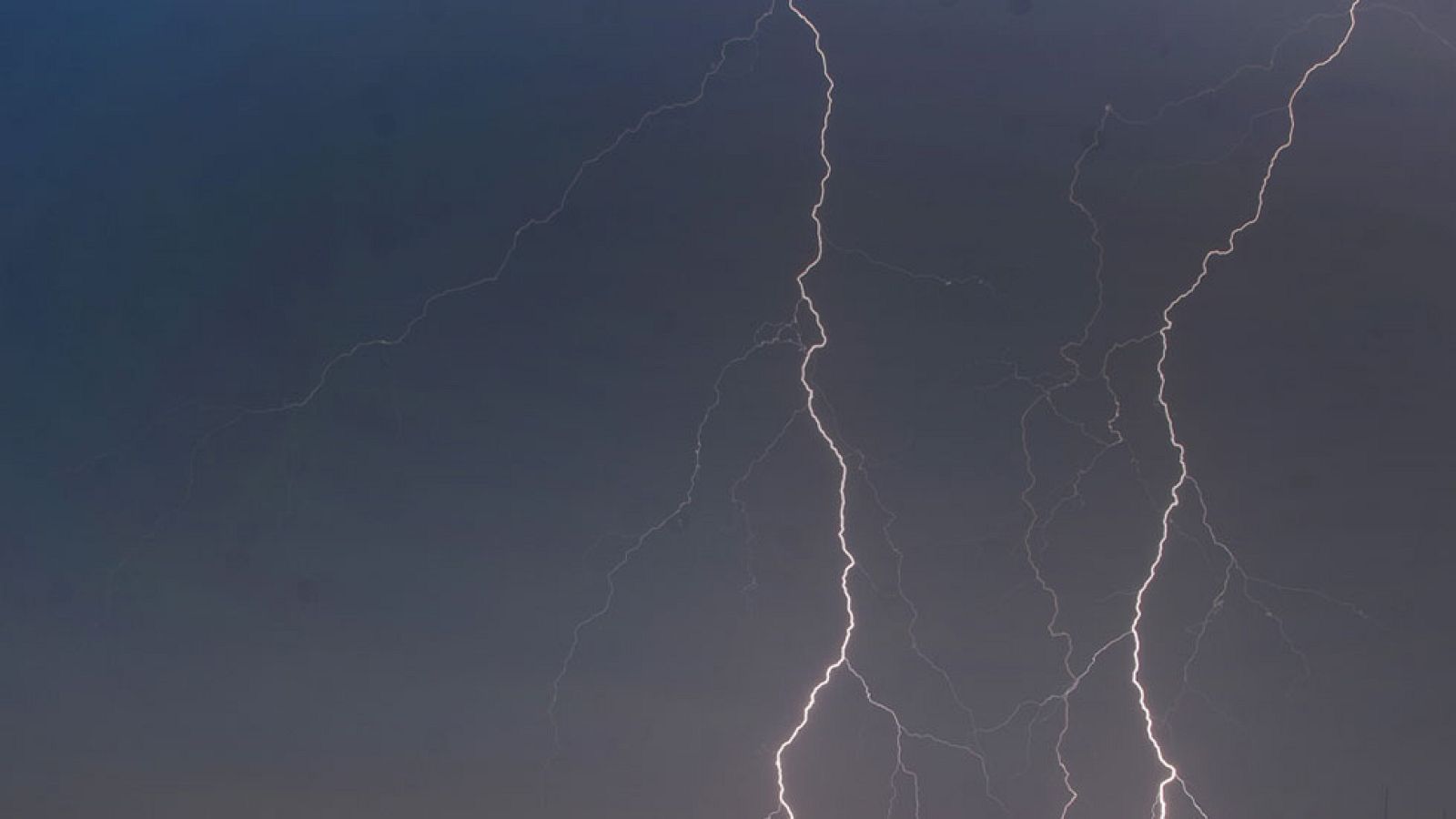 Tormentas en Pirineos y viento fuerte de levante en el Estrecho