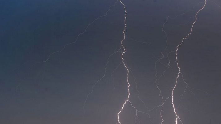 El tiempo - Tormentas en Pirineos y viento fuerte de levante en el Estrecho