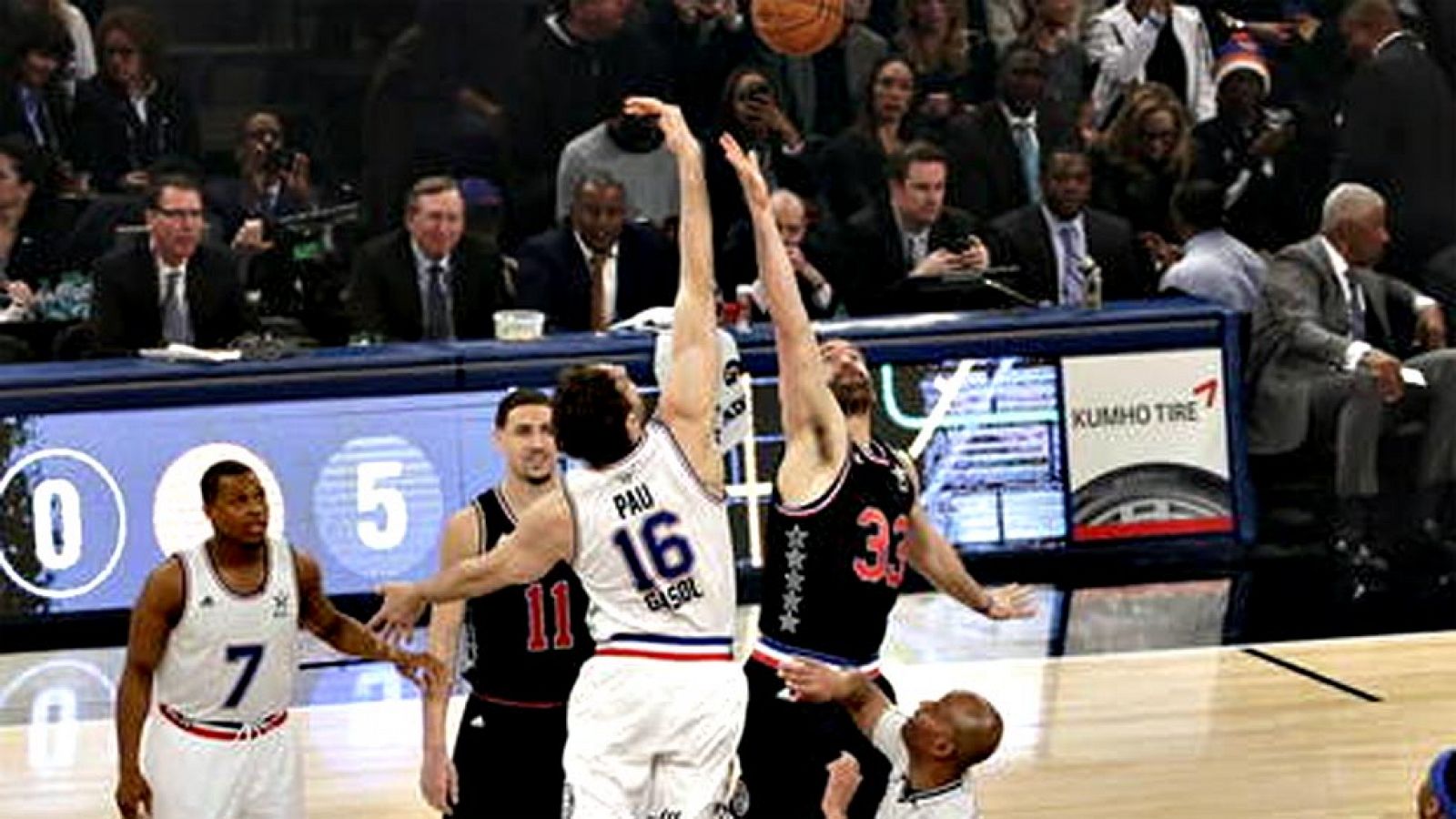 El mundo del baloncesto suma desde hoy su segundo Premio Princesa de los Deportes con la concesión del galardón a los hermanos Pau y Marc Gasol, después de que fuera otorgado en 2006 a la selección nacional, de la que también formaban parte.