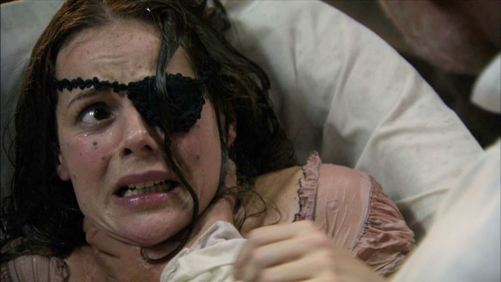 Águila Roja - Lucrecia, a punto de morir ahogada por Hernán