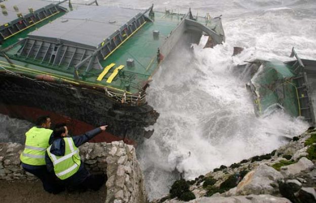 El vertido llega a la costa