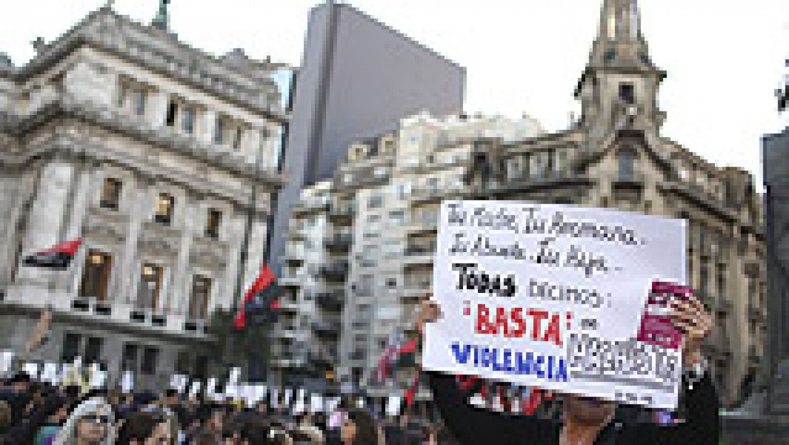 Telediario 1: Masiva protesta en Argentina grita "Ni una menos" contra violencia machista | RTVE Play