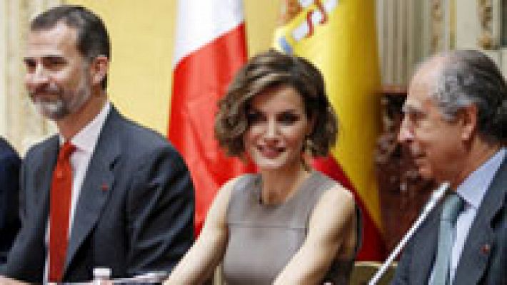 Telediario 1 - Los reyes visitan el Instituto Cervantes en París