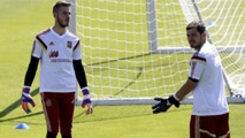 Xavi Valero, nuevo preparador de porteros del Real Madrid, presenció el entrenamiento de la selección española en La Ciudad del Fútbol y vio de cerca a Iker Casillas y David de Gea, por el que existe un interés para ficharlo.