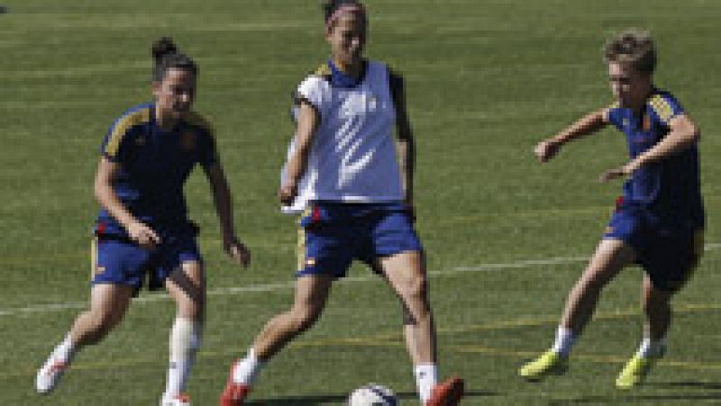 Las jugadoras de la selección española de fútbol se entrenan en Las Rozas a solo un día de volar hacia Canadá, donde debutarán en un Mundial.