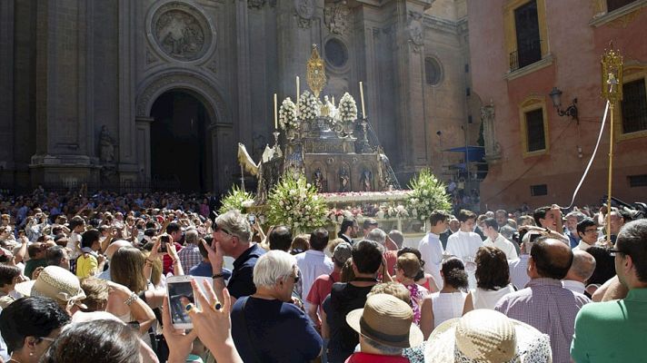 Telediario 1 - Diversas tradiciones marcan las celebraciones del Corpus