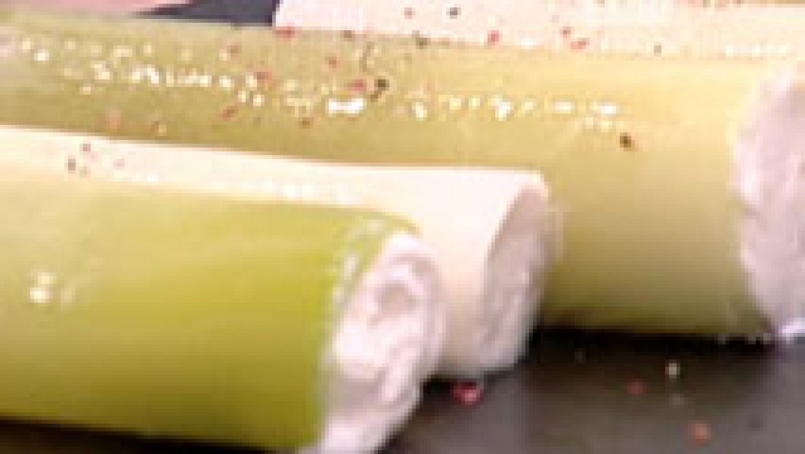 Rollitos de puerro con queso y tiras de puerro frito