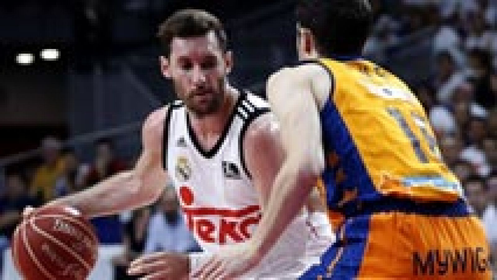 El Real Madrid se ha puesto por delante en las semifinales de la Liga Endesa contra el Valencia Basket, en un partido en el que destacó Rudy Fernández, con 18 puntos.