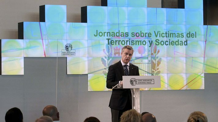 Telediario 1 - Urkullu pide perdón a las víctimas del terrorismo