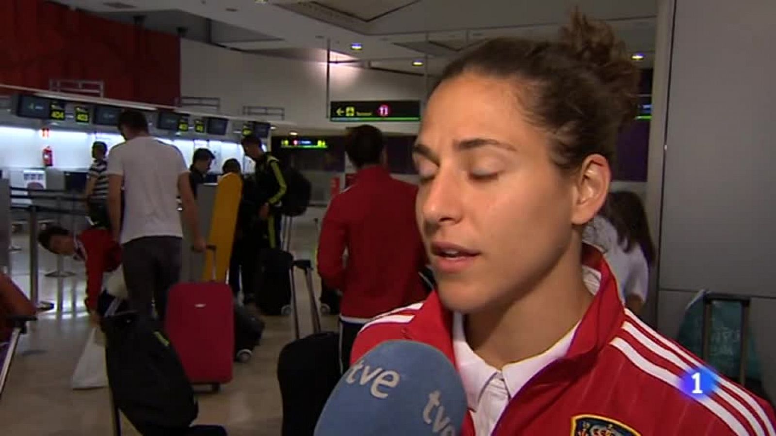 La selección española femenina de fútbol ha partido esta mañana desde el aeropuerto Adolfo Suárez-Madrid Barajas con destino a Montreal, en cuyo estadio olímpico se medirá el próximo día 9 con el combinado de Costa Rica, también debutante en la cita 