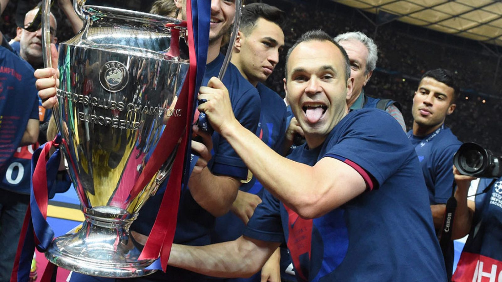 El segundo capitán del FC Barcelona, nombrado mejor jugador de la final de Champions, Andrés Iniesta, ha elogiado el juego de su equipo, tras ganar a la Juventus y conseguir el ansiado triplete. Luis Suárez y Busquets tampoco han ahorrado elogios par
