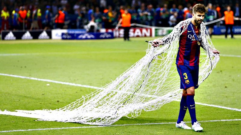 El defensa culé se llevó la red de la portería a modo de capa. Su imagen con un puro en el vestuario también fue de las más comentadas en las redes sociales.