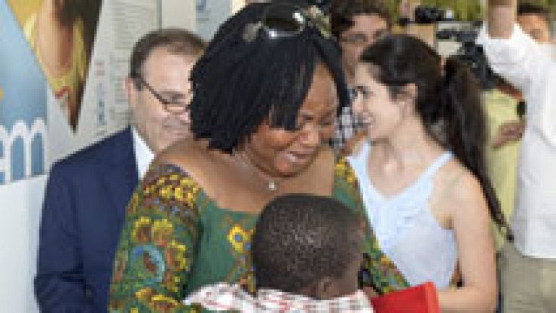 Adou, el niño rescatado de una maleta en Ceuta, es entregado a su madre