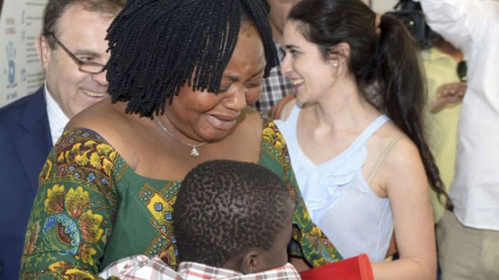 España Directo - El niño rescatado de una maleta ya está con su madre