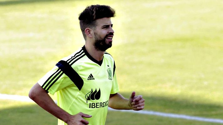 Telediario 1 - Piqué, la atracción en la concentración de la Roja