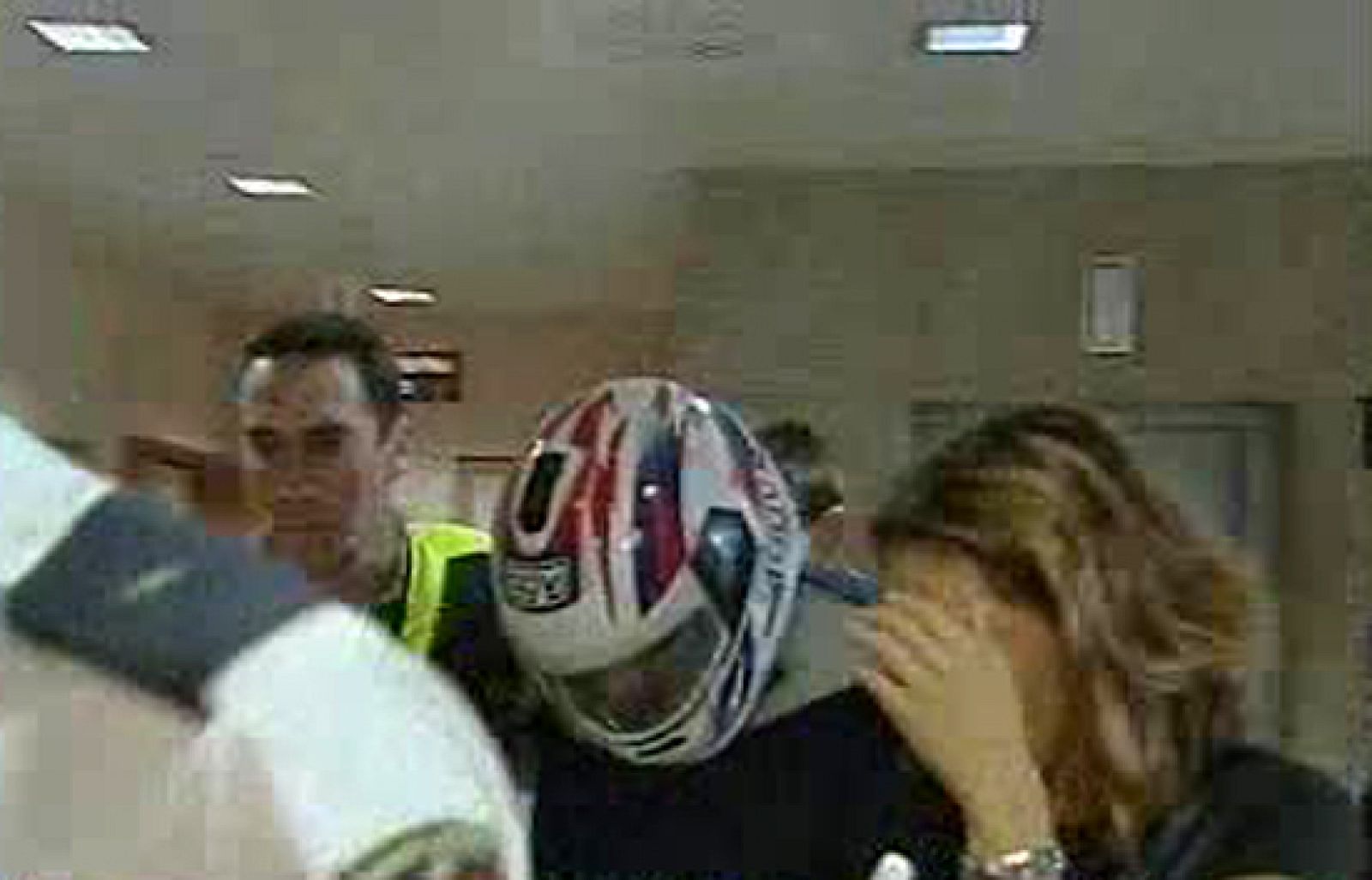   El juez ha imputado al presunto violador en serie, detenido en Las Palmas, un delito de agresión sexual y ha decidido prorrogarle la prisión hasta el jueves.  Hoy ha pasado a disposición judicial y ha declarado durante más de una hora. Dentro de dos días tendrá que volver ante el juez. El detenido de 48 años podría estar implicado en más de 15 violaciones. La policía investiga todas las agresiones sexuales ocurridas en Gran Canaria en los últimos ocho años.