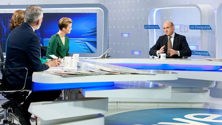 Guindos: "El Gobierno tiene su propia hoja de ruta, que nos está sacando de la crisis"