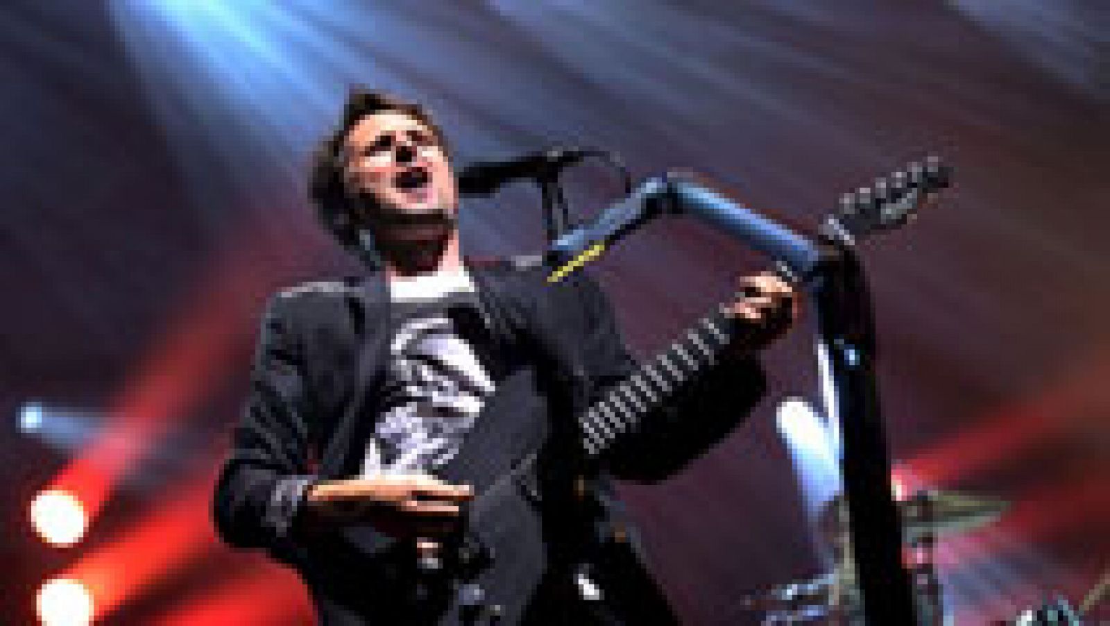 Telediario 1: Muse vuelve a sus orígenes con su nuevo disco, 'Drones' | RTVE Play