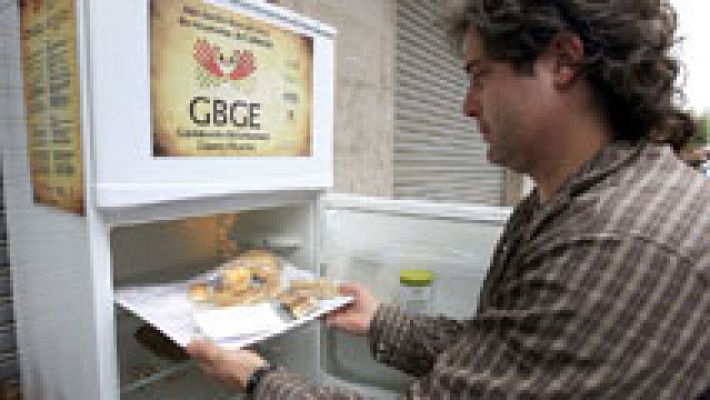 Un frigorífico en la calle en Galdakao salva de la basura cientos de kilos de comida