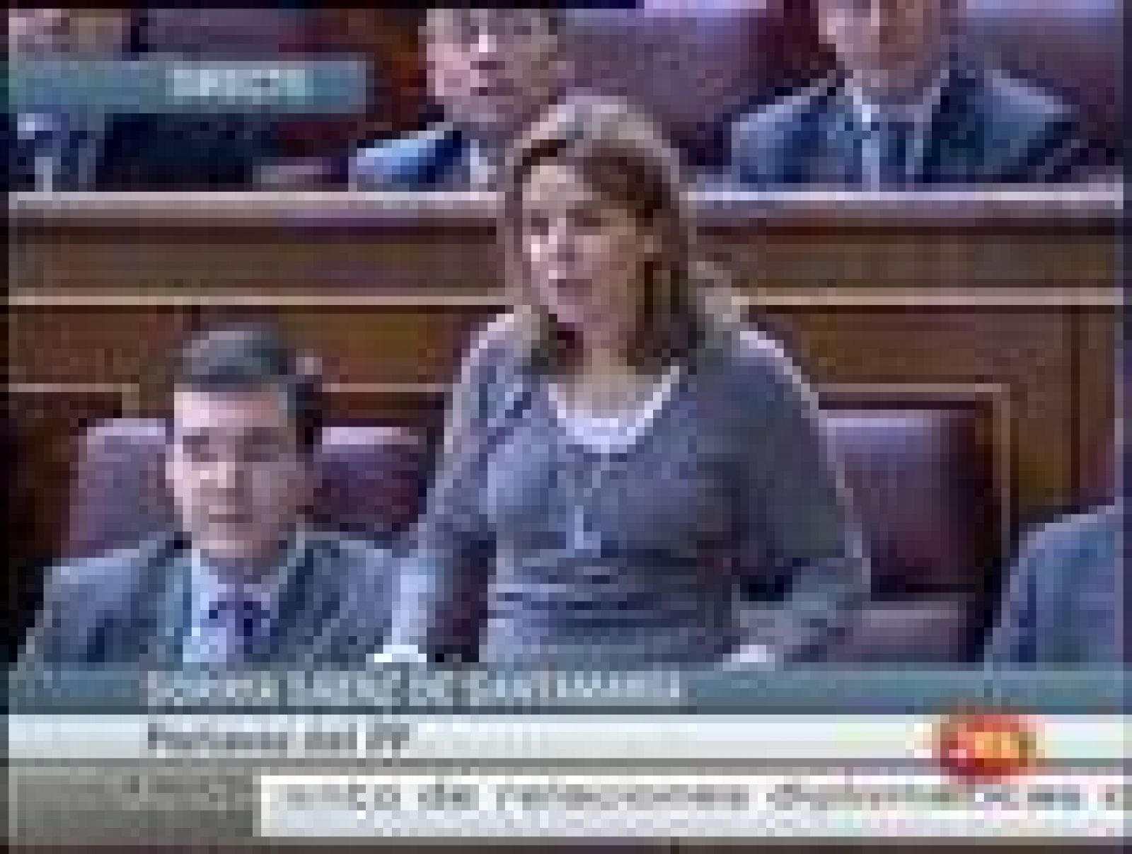 La vicepresidenta del Gobierno, María Teresa de la Vega, y la portavoz del PP, Soraya Sáenz de Santamaría se enfrentan en el Congreso por la crisis