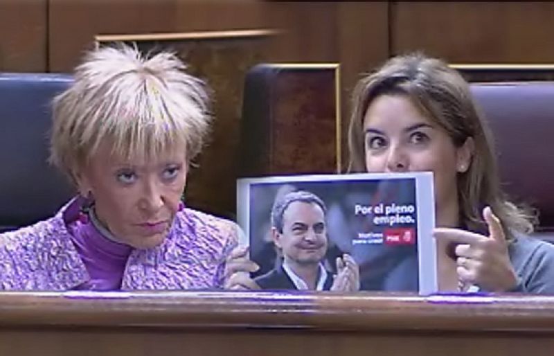 La vicepresidenta del Gobierno, María Teresa de la Vega, y la portavoz del PP, Soraya Sáenz de Santamaría se enfrentan en el Congreso por la crisis 