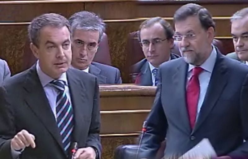 El presidente del Gobierno, José Luis Rodríguez Zapatero, promete el máximo control sobre el plan financiero, en el que le apoya Rajoy. Pero el líder de la oposición le acusa de no tomar medidas contra la crisis de la economía real. 