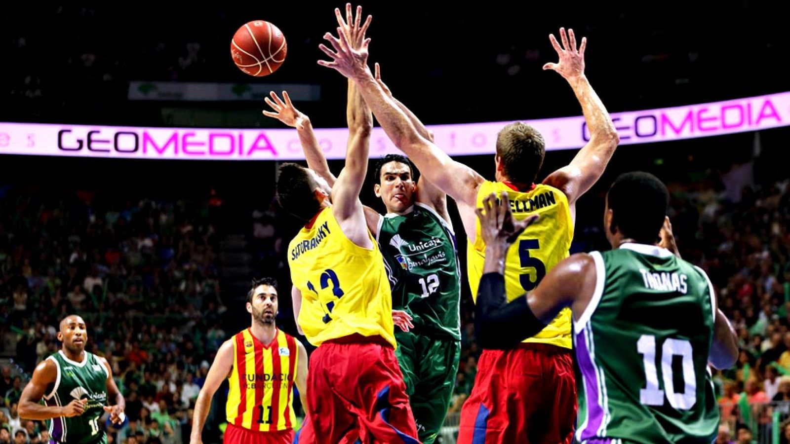 ¡Habrá quinto! El Unicaja ha dominado al FC Barcelona, batiéndole por 77-66, en un encuentro en el que ha llegado a mandar por 20, e iguala la serie: 2-2. El quinto y decisivo partido será el domingo a las 17:00h por Teledeporte y Orange Arena.