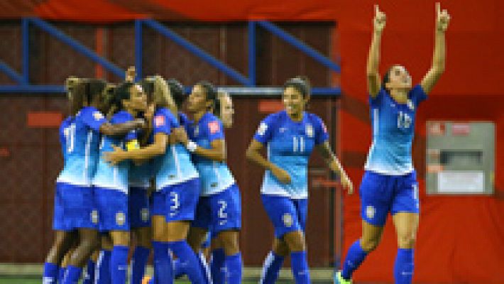  - Alves adelanta a Brasil antes del final de la primera mitad (1-0)