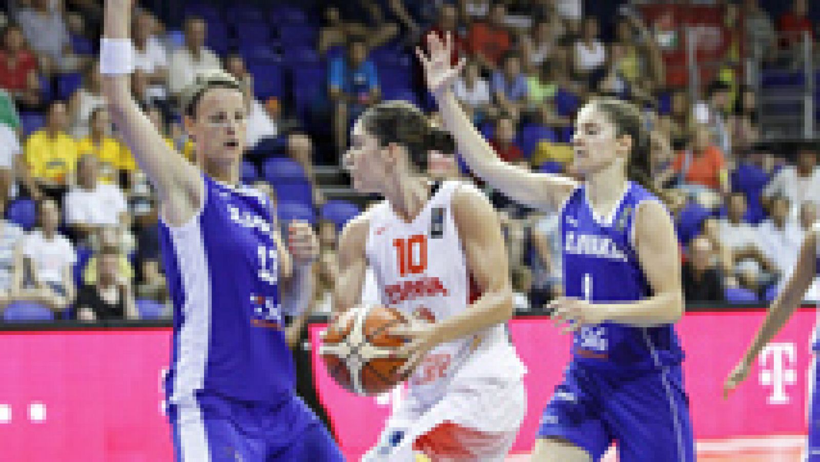 Alba Torrens, Astou Ndour y Anna Cruz guiaron a la selección española femenina de baloncesto hacia el triunfo por 82-81 en su compromiso ante el combinado eslovaco, un equipo que comprometió la segunda victoria de la escuadra dirigida por Lucas Monde