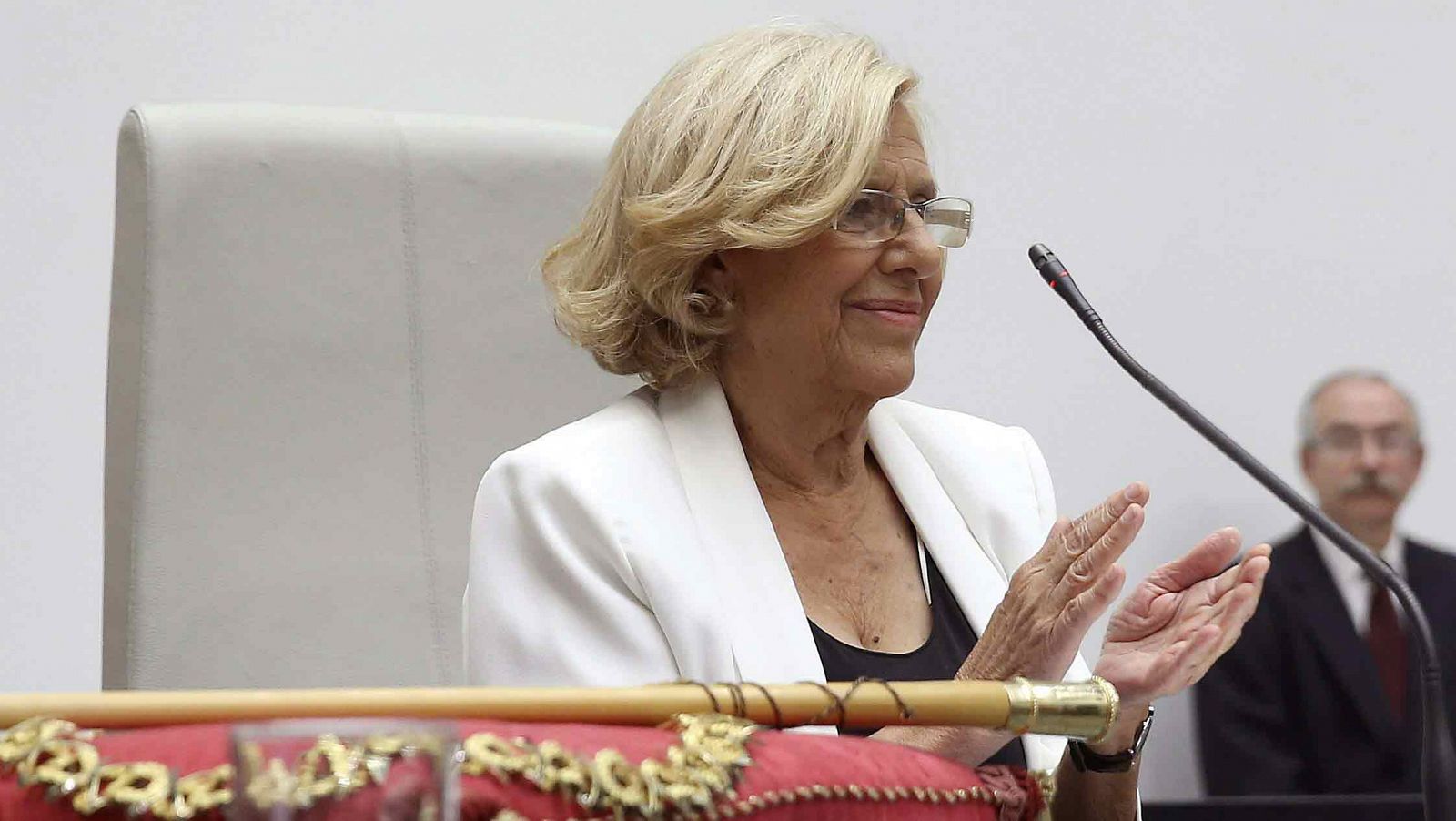 La condena de partidos y entidades ciudadanas ha sido este domingo prácticamente unánime contra los polémicos tuits del concejal de Cultura y Deportes del Ayuntamiento de Madrid, Guillermo Zapata, que han salpicado al gobierno municipal de Manuela Carmena. La polémica comenzó tras conocerse unos tuits de Zapata, publicados en 2011, considerados antisemitas y ofensivos para las víctimas del terrorismo, lo que ha obligado al edil a cerrar su perfil en la red social Twitter, después de pedir disculpas por el daño causado. La recién investida alcaldesa de Madrid no descarta cesarle y asegura que hablará este lunes para reflexionar "con templanza" sobre lo que hará con el edil.