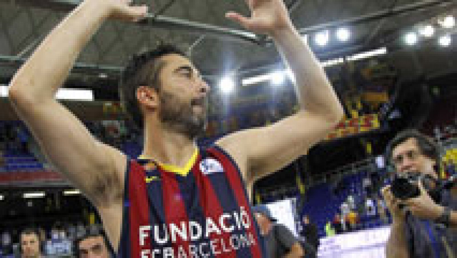 El Barcelona jugará la final de la Liga Endesa tras eliminar al Unicaja en el quinto y definitivo partido de la serie con un triple de Juan Carlos Navarro.