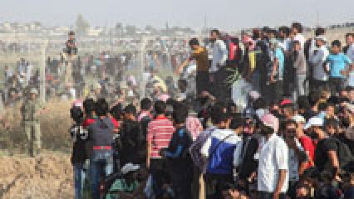 Telediario 1 - Miles de sirios huyen hacia Turquía