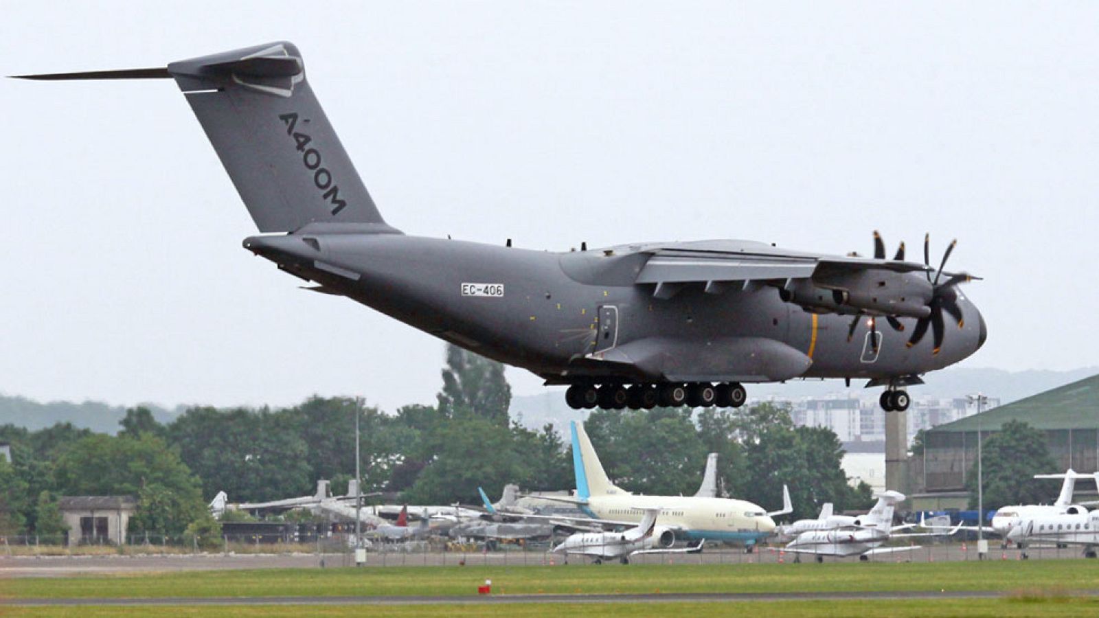 El Airbus A400M vuela en la inauguración del salón aeronáutico en París
