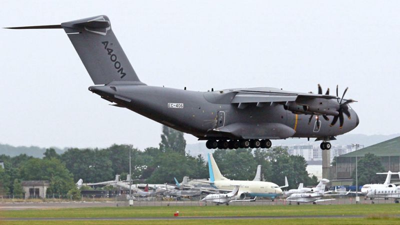 El Airbus A400M vuela en la inauguración del salón aeronáutico en París
