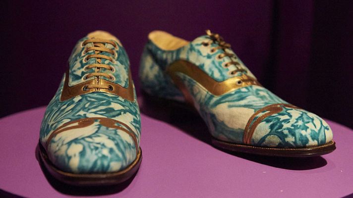 Telediario 1 - La exposición 'Zapatos: placer y dolor' en Londres reflexiona sobre el papel del calzado en la historia
