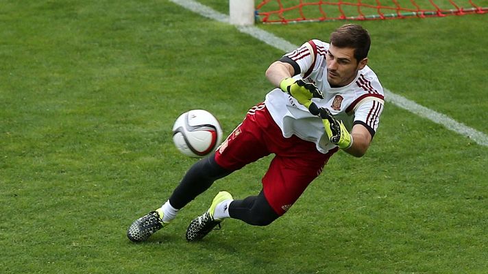 Telediario 1 - Casillas cumple con La Roja