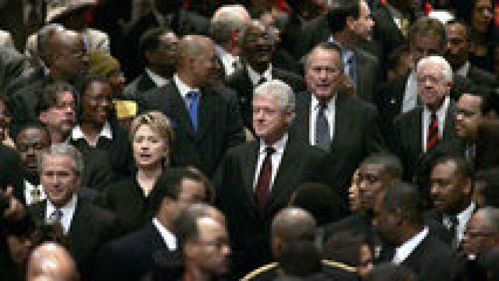 Oliver Stone: Bush y Clinton. El triunfalismo americano