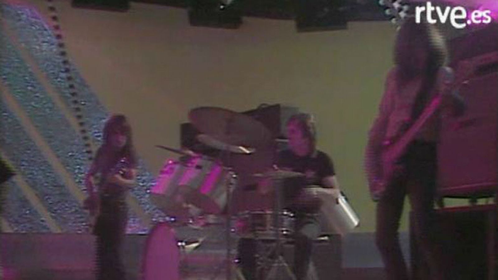 Los chicos de AC/DC tocan en el plató de 'Aplauso' en 1980