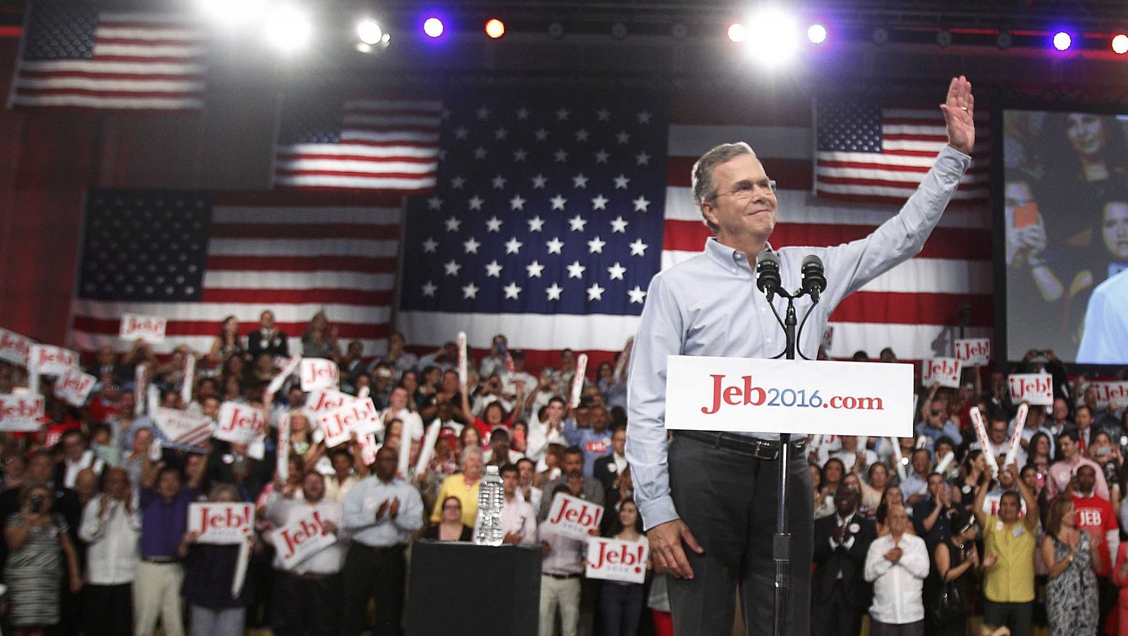 Descendiente de una de las sagas familiares que más poder ha acumulado en Estados Unidos, el republicano Jeb Bush, hermano de George W. Bush e hijo de George H. W. Bush, de talante moderado, larga experiencia y palabra tranquila, hizo este lunes oficial su candidatura a las primarias con el objetivo de llegar a la Casa Blanca. El exgobernador de Florida (1999-2007), en cuyo logo de campaña ha desaparecido el apellido "Bush" para destacar simplemente "Jeb 2016", ha realizado el anuncio en Miami donde ha asegurado que está listo para "tomar el mando" ante el "mal curso" que ha tomado el país. 