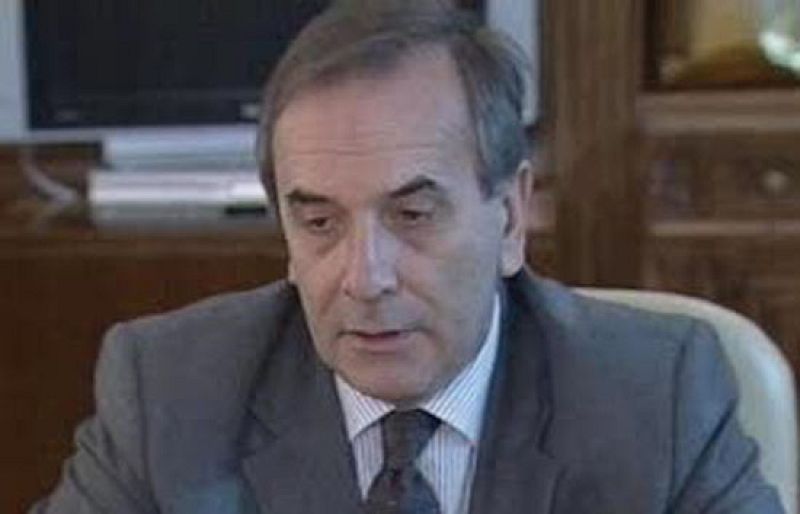 El PSOE ha continuado esta mañana su ronda de contactos. Hoy ha sido el turno de CiU. Los nacionalsitas catalanes presentarán una enmienda a la totalidad para que los Presupuestos se devuelvan al Gobierno porque, según Duran i Lleida, no incluyen un plan de choque para salir de la crisis. 