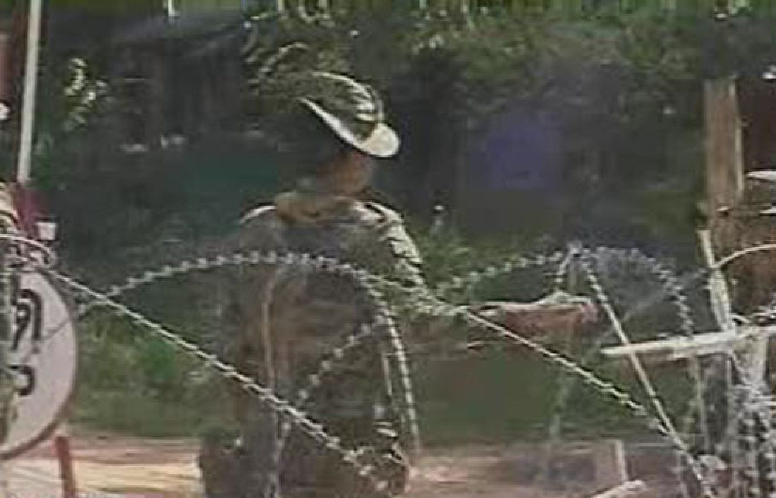  En un intenso tiroteo esta mañana han muerto dos soldados. También hay heridos y una decena de militares tailandeses podrían haber sido capturados.  El motivo es este milenario templo hindú en la frontera y que se disputan Camboya y Tailandia. En 1962 el Tribunal de la Haya decidió que pertenecía a Camboya, pero Tailandia no abandonó sus reivindicaciones, que se intensificaron este verano, cuando la UNESCO declaró el templo Patrimonio de la Humanidad. 