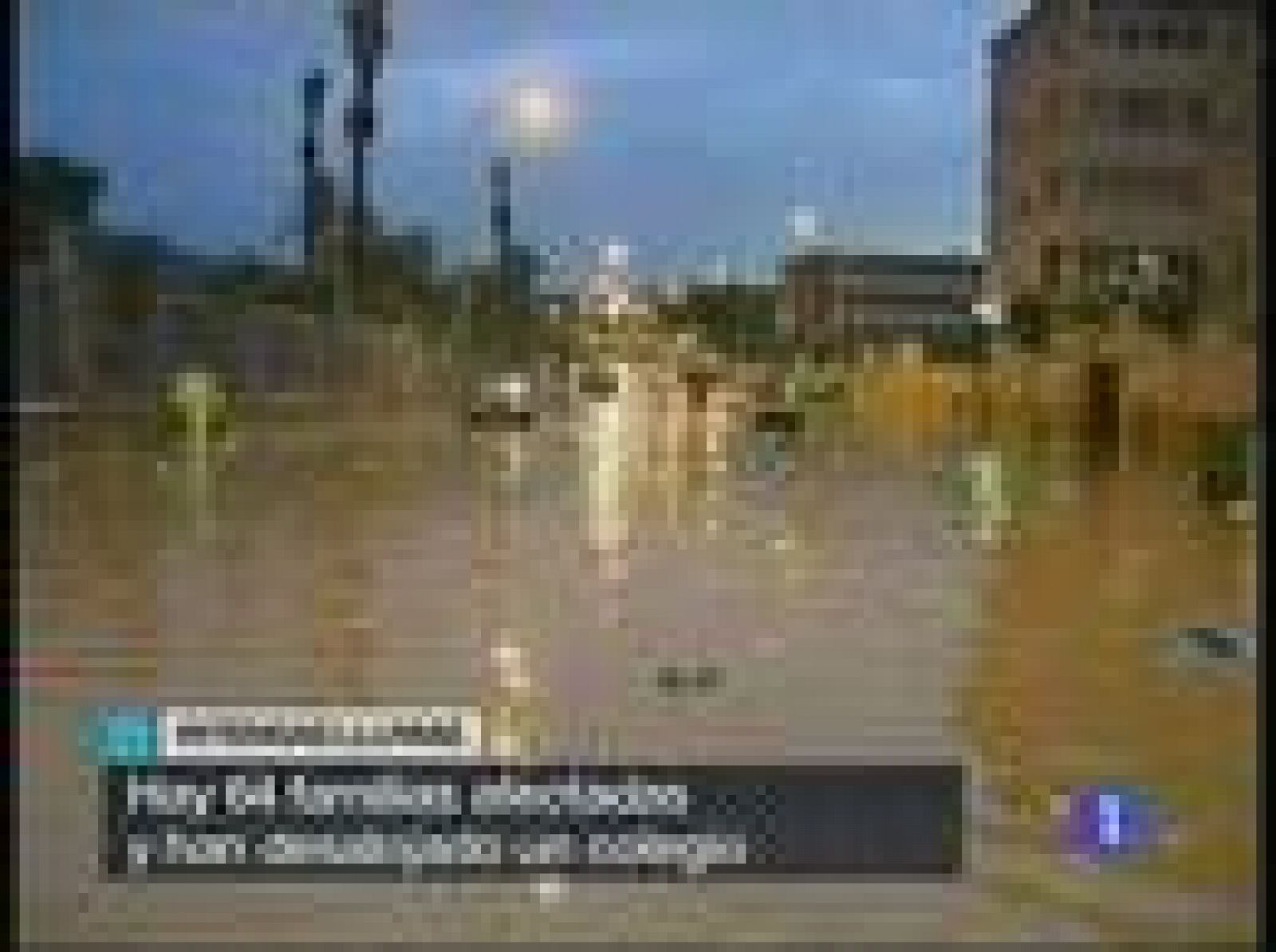 La ciudad autónoma ha vuelto a registrar inundaciones en numerosos barrios por una fuerte tromba de agua que ha dejado 52 litros de agua por metro cuadrado en una hora (15/10/08).