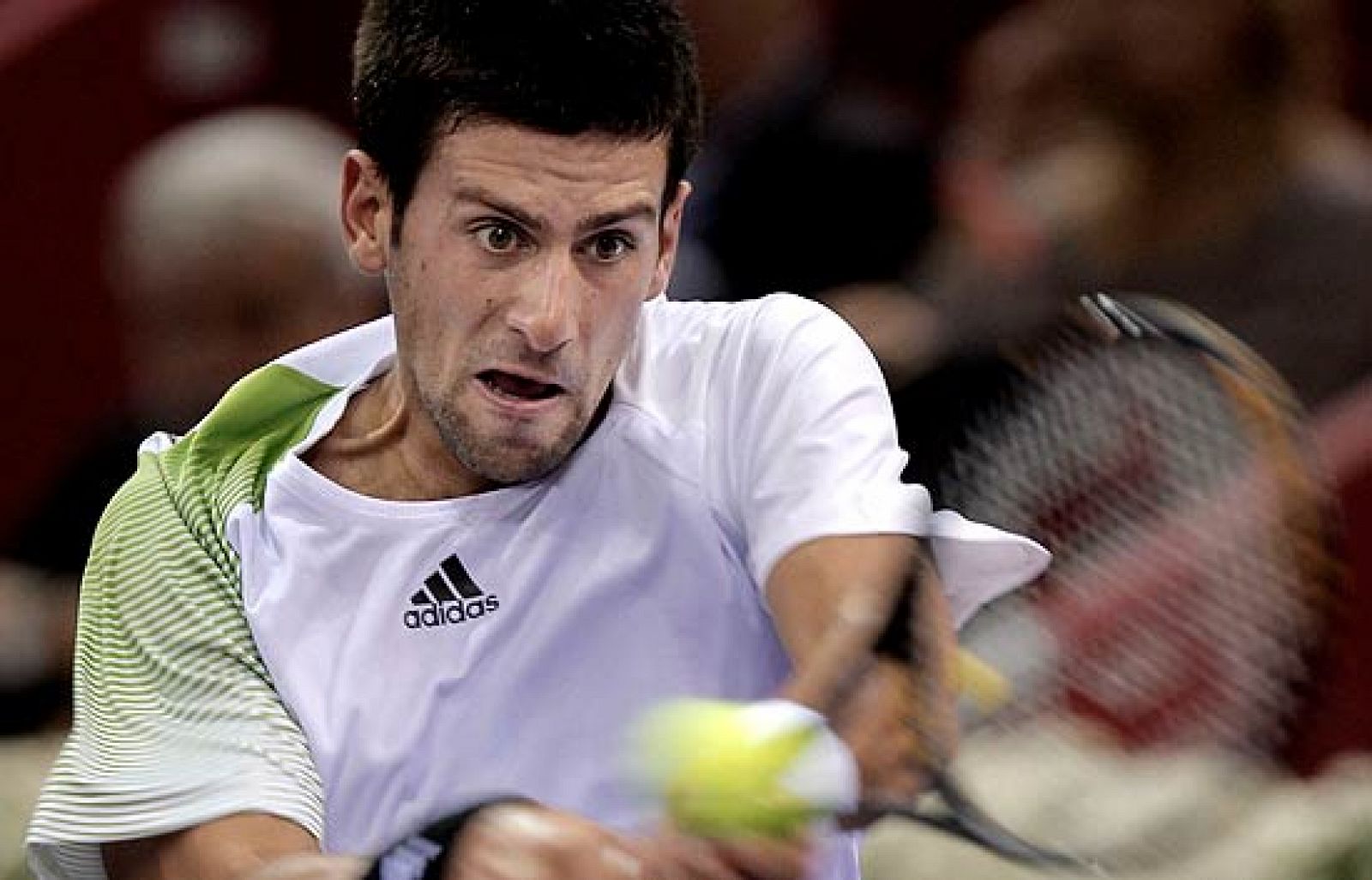 Djokovic pasa a la siguiente ronda ante el rumano Hanescu con más suerte que juego. Cuando las cosas se le ponían cuesta arriba al serbio, Hanesco ha tenido que retirerse por lesión.