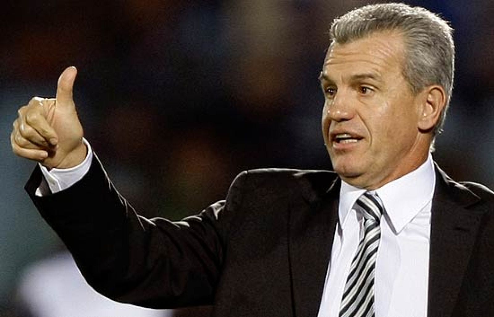 Aguirre habla sobre el posible apalzamiento de la sanción que la UEFA impuso al Atlético de Madrid. Para el entrenador rojiblenco es "estupendo" que se aplace la sanción y que el Atlético pueda jugar contra el Liverpool en el Calderón.