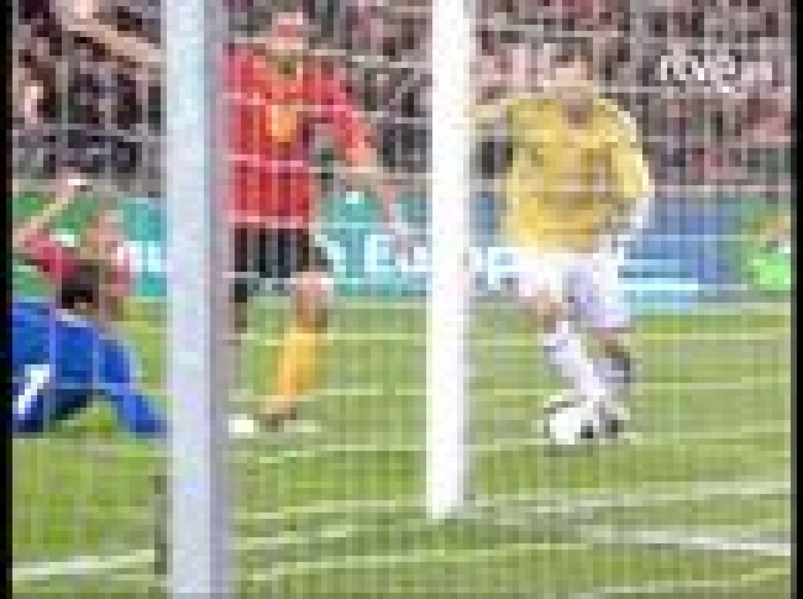  Los de Vicente del Bosque remontan el partido ante Bélgica y ganan por 1-2, gracias a los goles de Iniesta y Villa.
