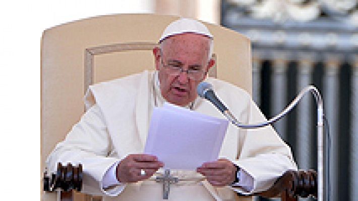 Telediario 1 - El Papa crítica duramente a los poderes económicos y al consumismo en su primera encíclica