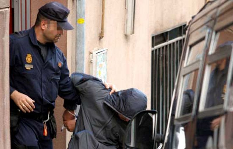 La Policía ha detenido a ocho personas, cuatro de ellas en Barcelona y el resto en Madrid y Andalucía en el marco de una operación contra una presunta red de reclutamiento y financiación de terroristas.